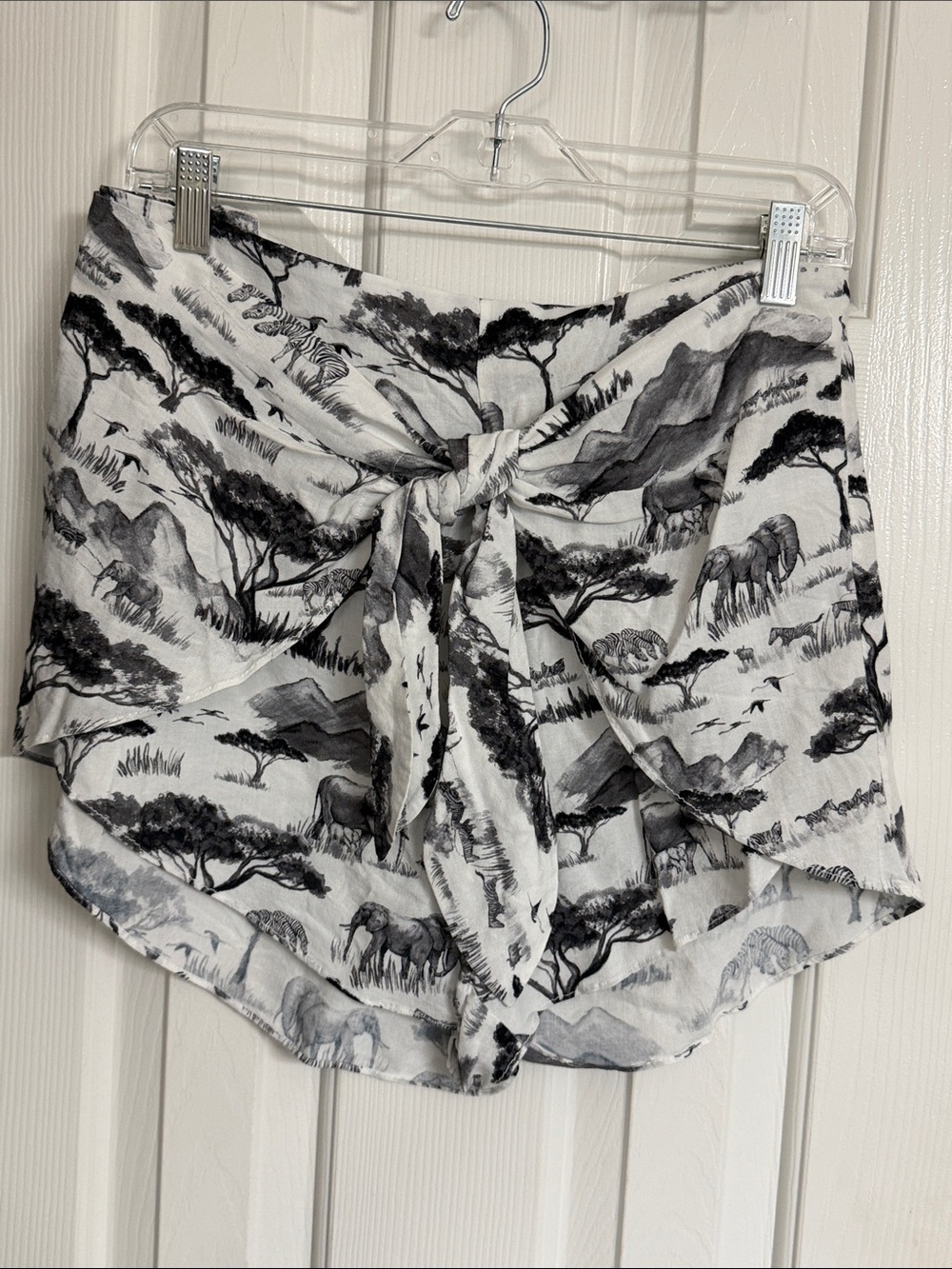 Unsubscribed Viscose Linen Wrap Shorts in jungle print. NEW with tags . Medium